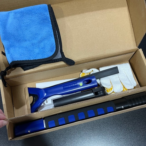 Snow brush extendable. It’s new - Picture 2 of 4